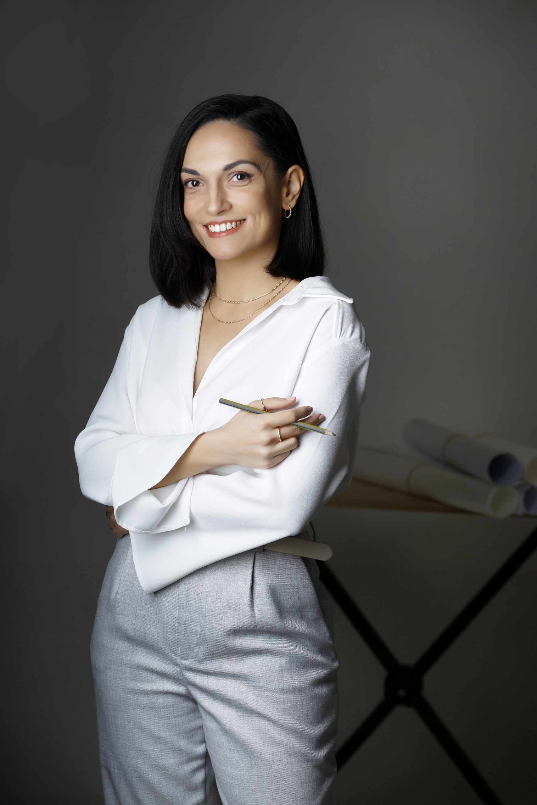 Patricia Martínez Enríquez, arquitecta en Valladolid, posando en su oficina